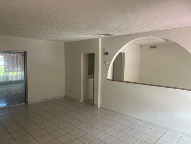 Foto del edificio - 4004 E Shore Rd
