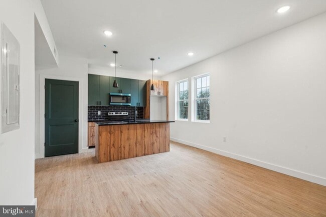 Foto del edificio - 4181 Mantua Ave