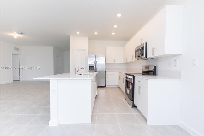 Foto del edificio - 2636 SE 8th Ct