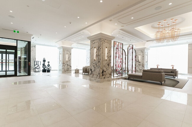 Building Photo - 10 Inn On The Pk Dr