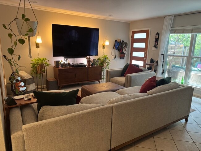 Living room opens to front enclosed patio - 3312 S Oak Dr