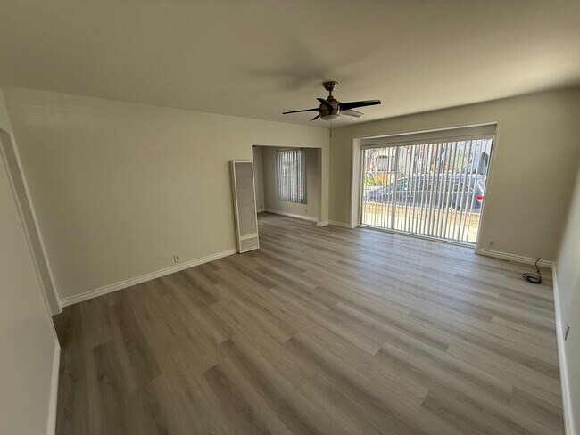 Foto del edificio - Beautiful 2 Bedroom Belmont Shore Apartment for Rent - Garage Parking Included!