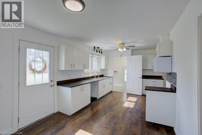 Building Photo - 387 Countess St S