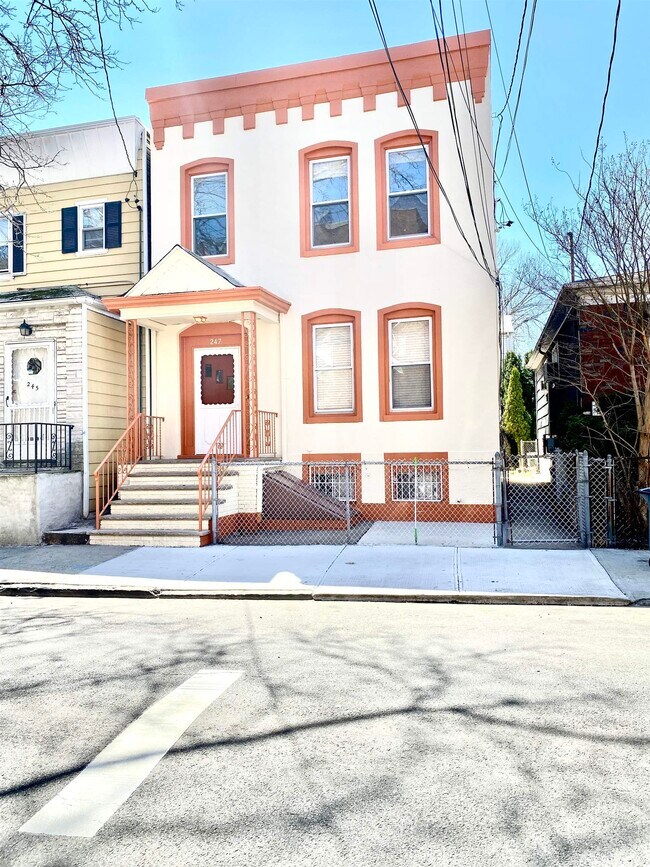 Foto del edificio - 247 Clendenny Ave