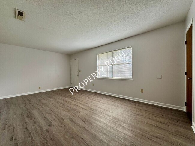 Foto del edificio - 5009 Marylin Ln