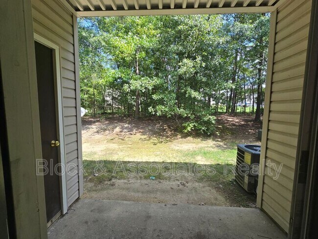 Building Photo - 606 English Ct