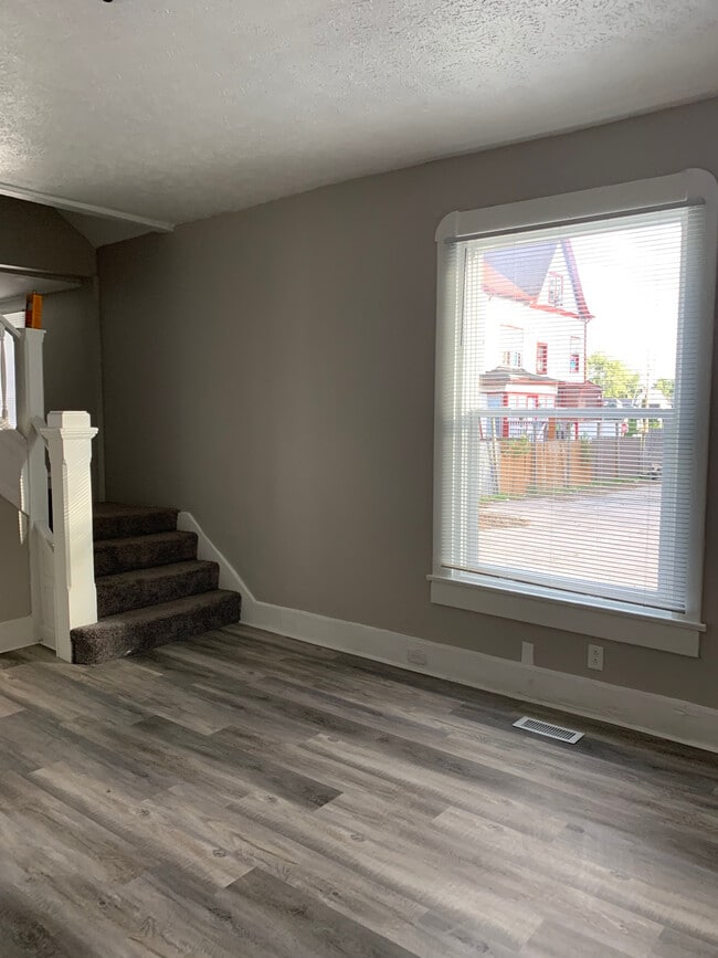 Building Photo - 1053 Villa Ave