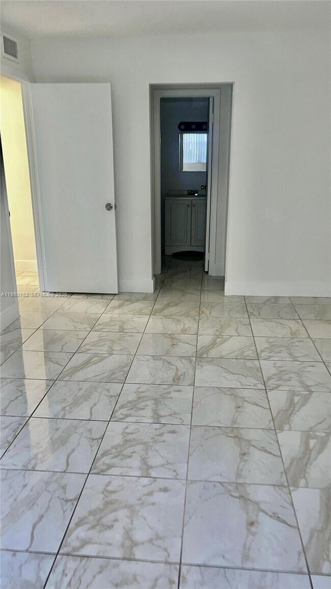 Foto del edificio - 18101 NW 68th Ave