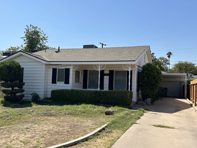 Foto del edificio - Charming 3 Bedroom, 2 Bath Home with Sunroom!