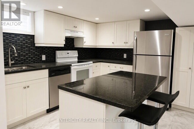 Building Photo - 46 Bingham St