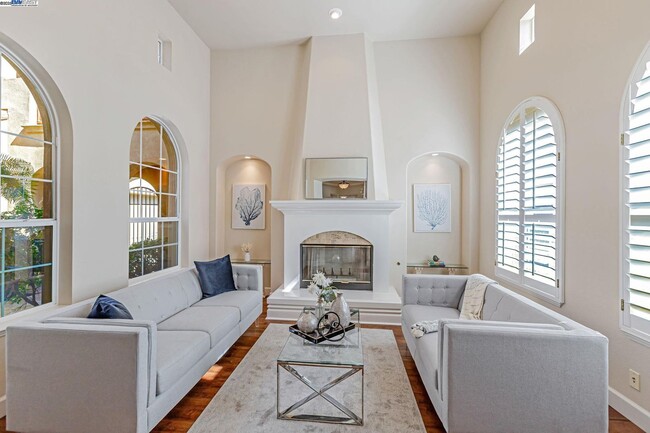 Building Photo - Luxury Living in The Bridges Golf Course C...