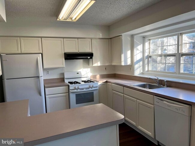 Building Photo - 15 Halstead Pl