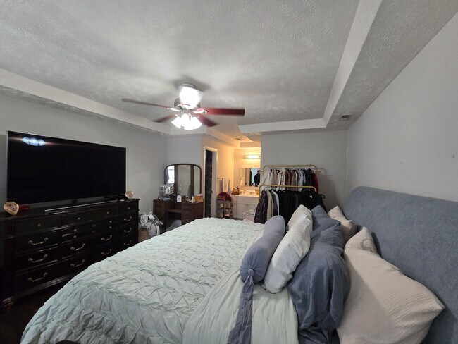 Building Photo - 111 Greentree Dr