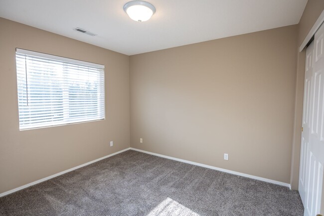 Building Photo - Three bedroom home with a bonus room and A...