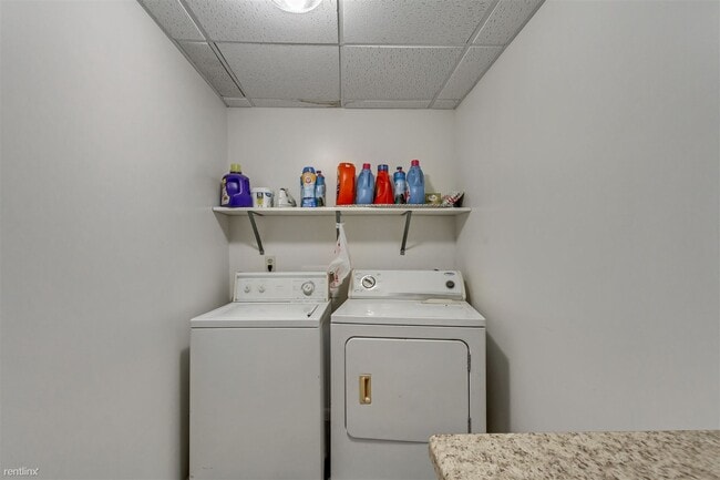 Building Photo - 3 br, 1 bath House - 927 East 200 South St...