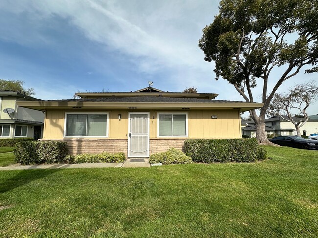 Updated 2 Bed / 1 Bath - Ground Floor Condo - Commuter-Friendly Location - Updated 2 Bed / 1 Bath - Ground Floor Condo - Commuter-Friendly Location