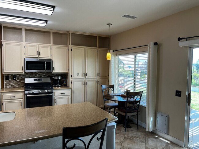 Foto del edificio - Gorgeous 4 bedroom 3 Bathroom Home in East...