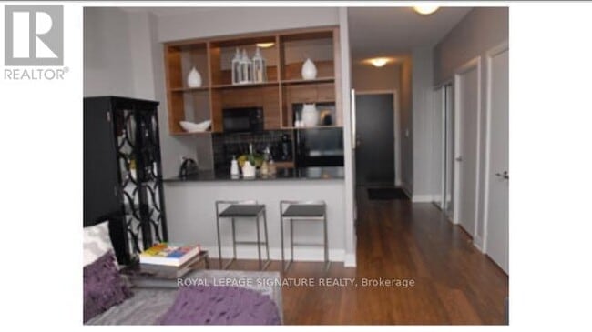 Photo du bâtiment - 135 Village Green Square