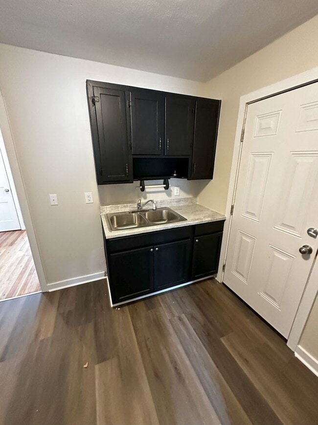 Building Photo - For Rent: Newly Remodeled 3 Bedroom / 1 Ba...