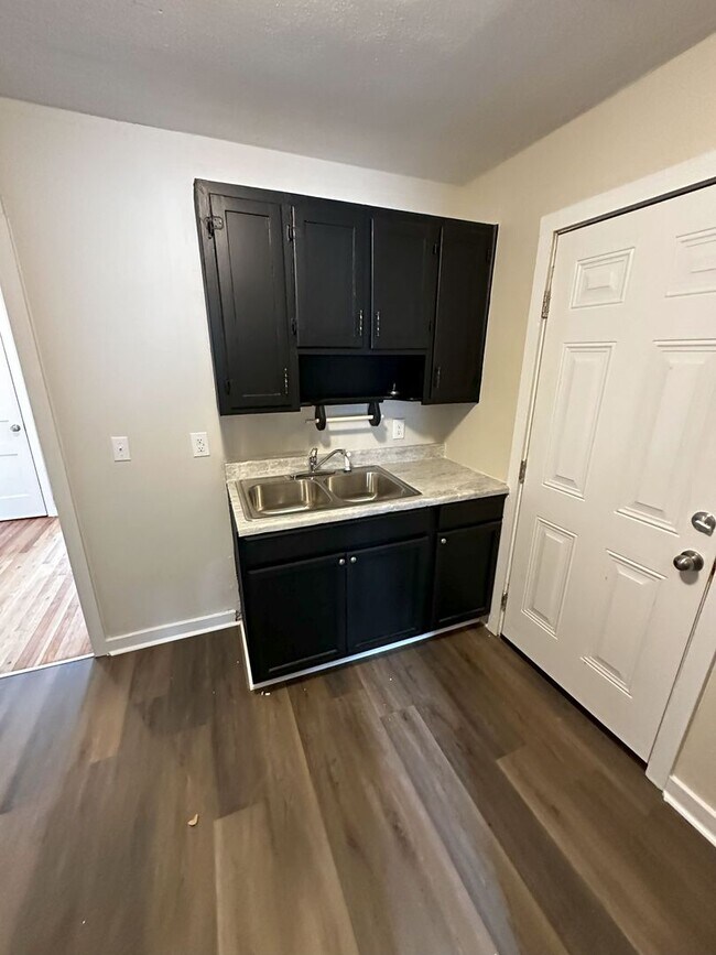 Foto del edificio - For Rent: Newly Remodeled 3 Bedroom / 1 Ba...