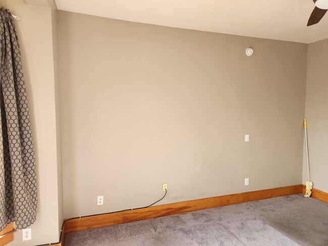 Building Photo - Large 1 Bedroom Downtown Nashua