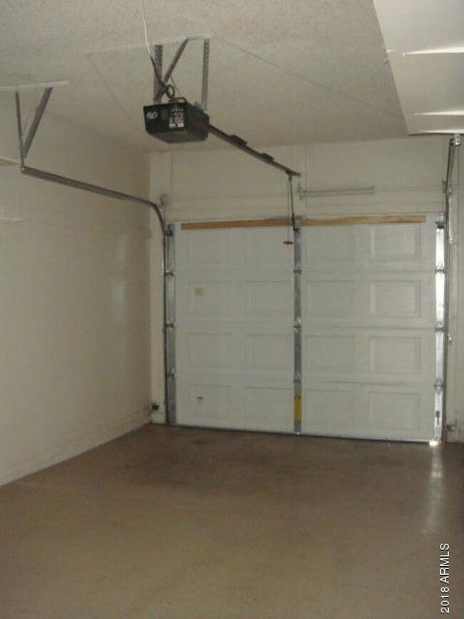 Building Photo - 2 BEDROOM 1 BATH DOWNSTAIRS UNIT WITH 1 CA...