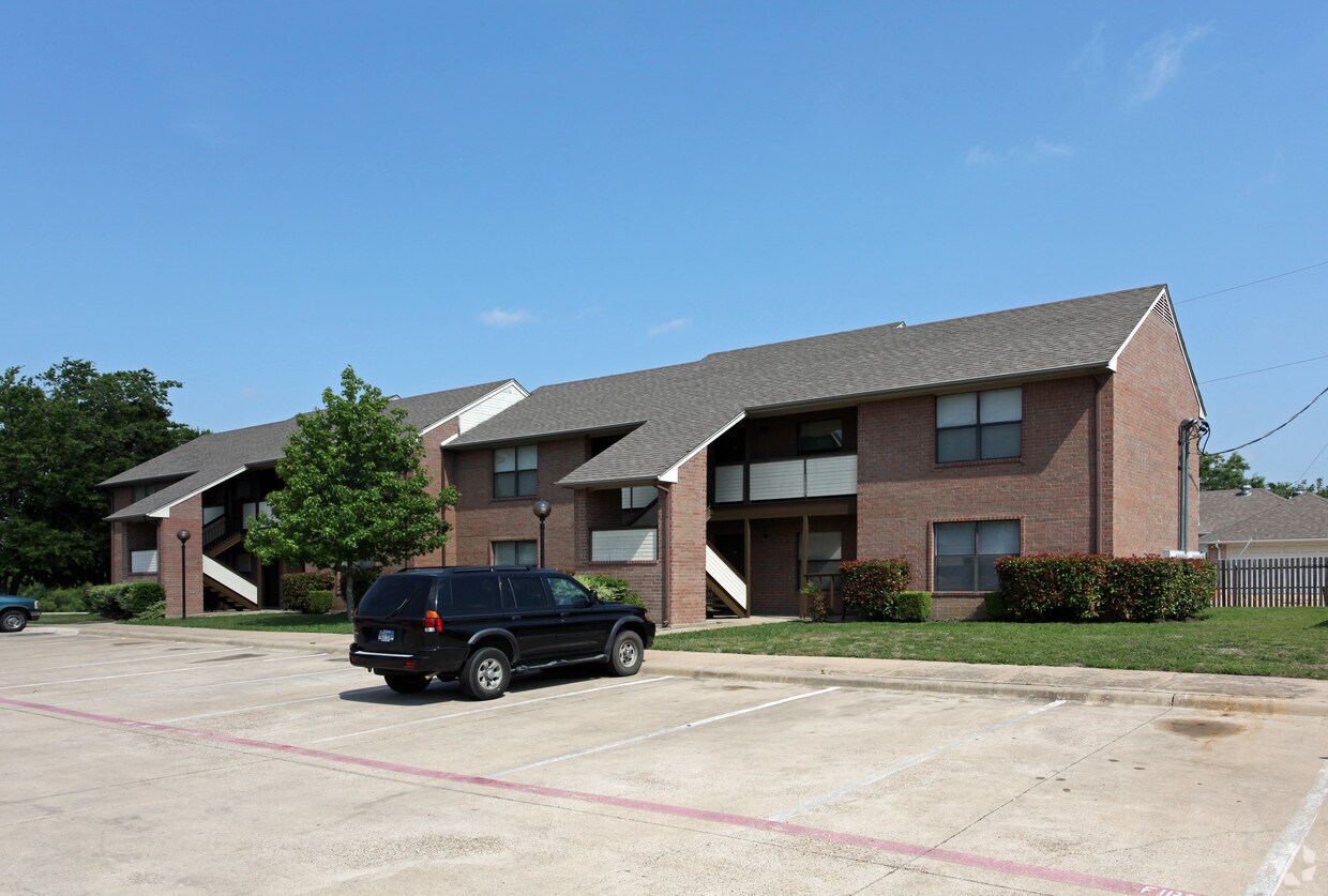 The Willows Apartments at 2300 Yorkstown Dr Ennis, TX