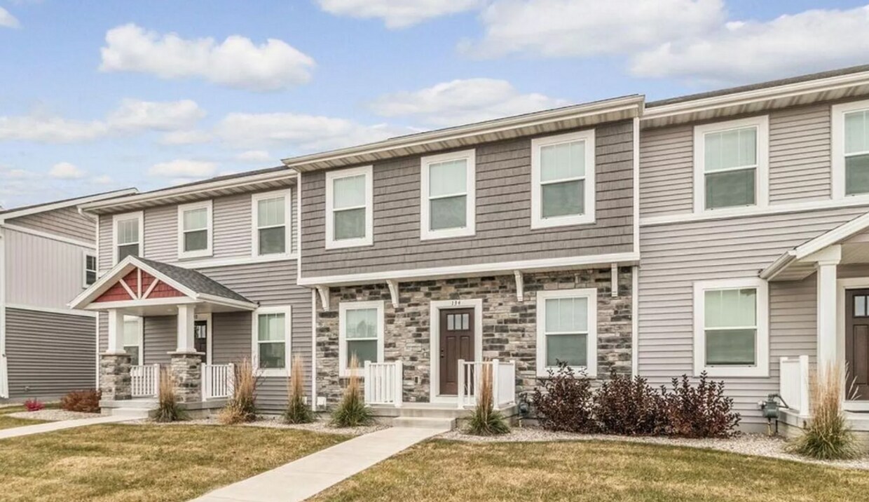 Foto principal - $500 SIGNING BONUS! 3 Bedroom Townhome Ava...