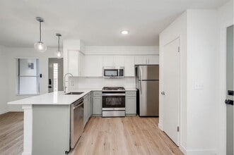 Building Photo - 902 Airoso C