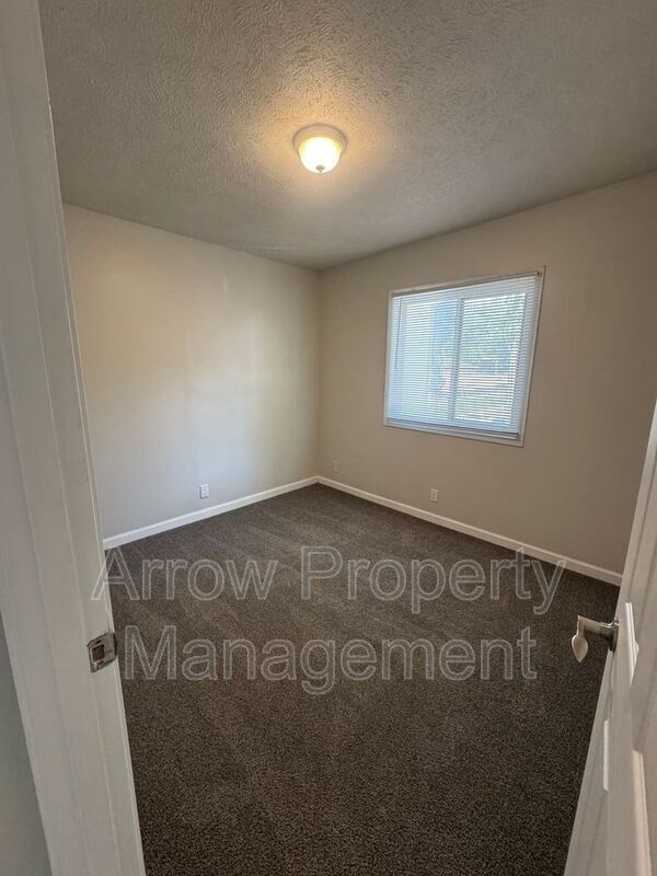 Building Photo - 526 S 25th St