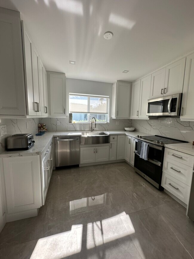 Building Photo - 1511 Robbia Ave