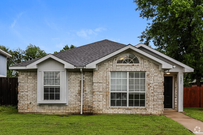 Building Photo - 1501 Juniper Ln