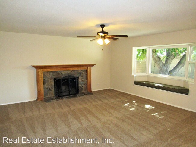 Building Photo - 4 br, 2.5 bath House - 3290 E. Elm Street