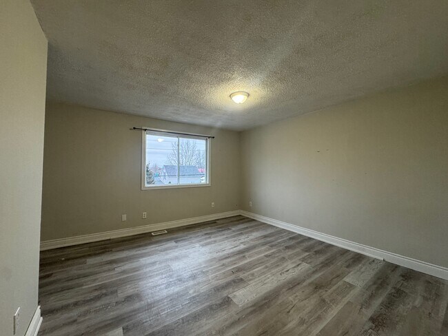 Photo du bâtiment - Renovated 2 Bedroom & 1 Bathroom Townhome!