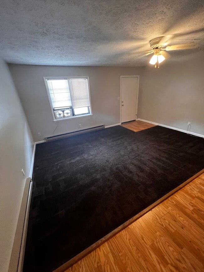 Building Photo - Great 1bd Condo Close To Town!