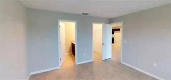 Building Photo - 4605 SW 9th Ave