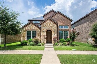 Building Photo - 2168 Miramar Dr