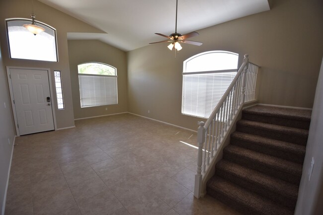 Building Photo - 1618 E Daniella Dr
