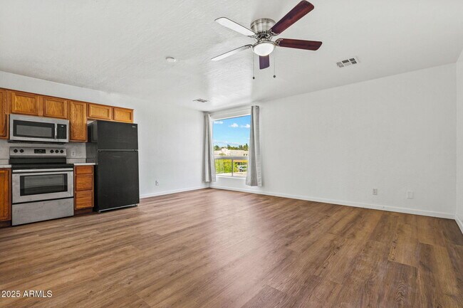 Foto del edificio - 535 W 9th St