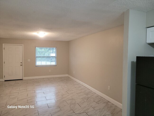 Foto del edificio - FOR RENT!! CUTE AND CHARMING 2 BEDROOM 1 BATH END UNIT TRIPLEX FOR RENT (MOVE IN SPECIAL)...