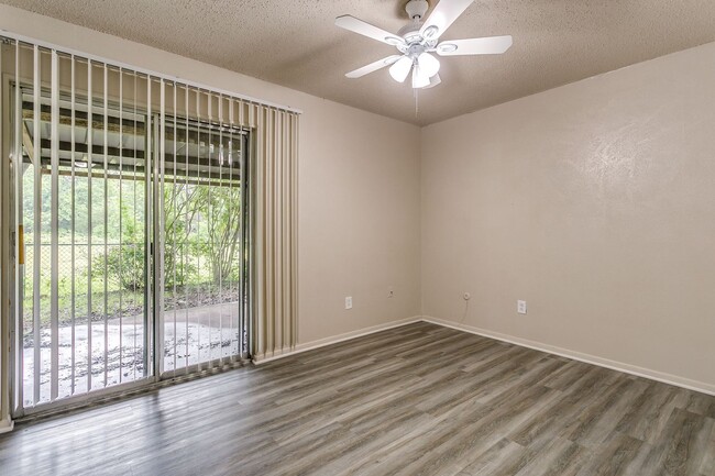 Foto del edificio - $99 FIRST MONTH'S RENT