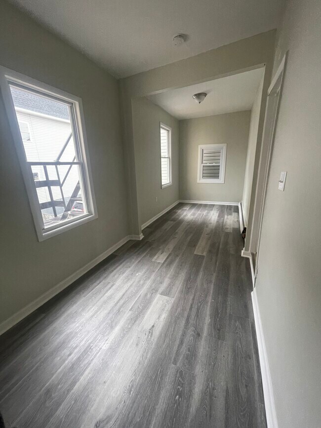 Unit 2 - 52 11th Ave W