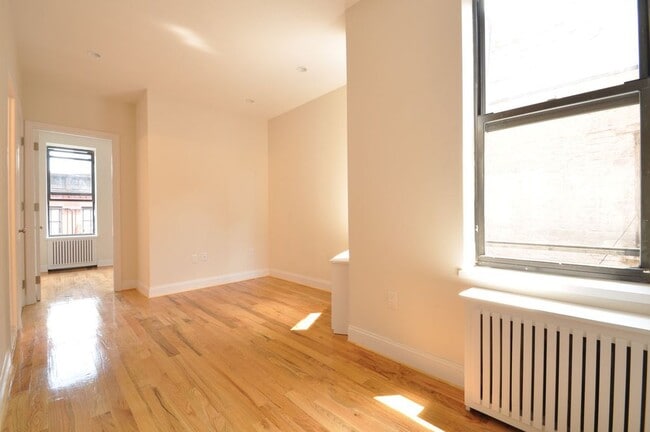 Building Photo - 358 W 45th St