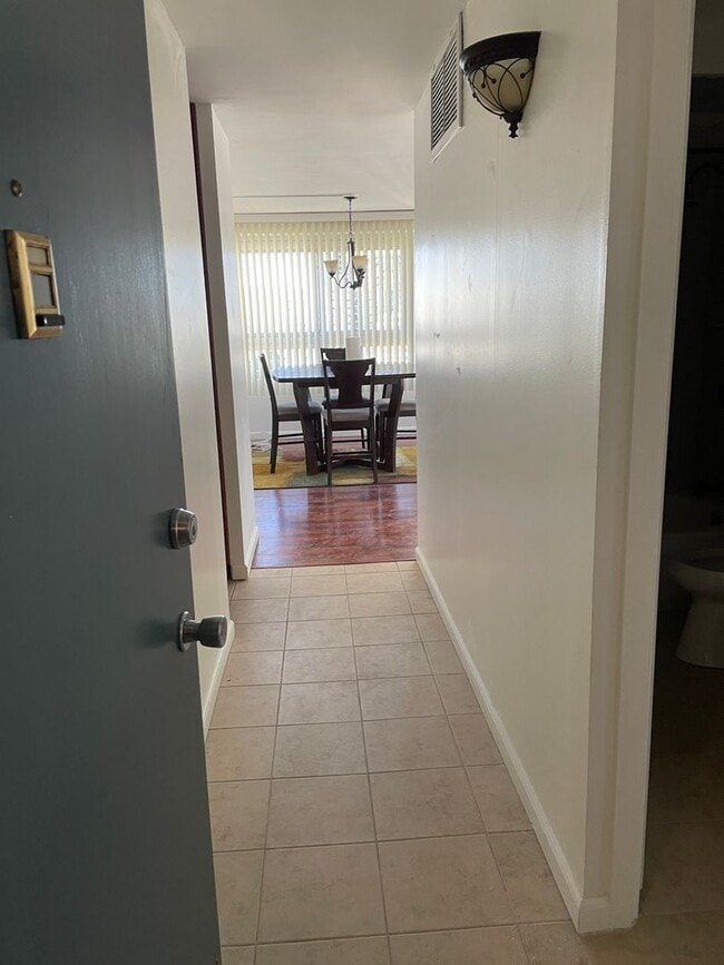 Building Photo - 2465 Ala Wai Blvd