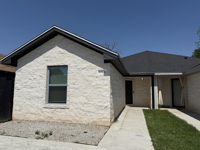 Foto del edificio - Charming 3-Bedroom, 2-Bath Duplex in Waco ...