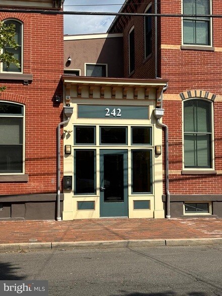 Building Photo - 242 Centre St