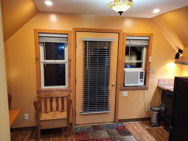 Building Photo - 555 School House Rd