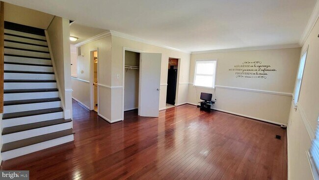 Foto del edificio - 2329 McClellan Ct