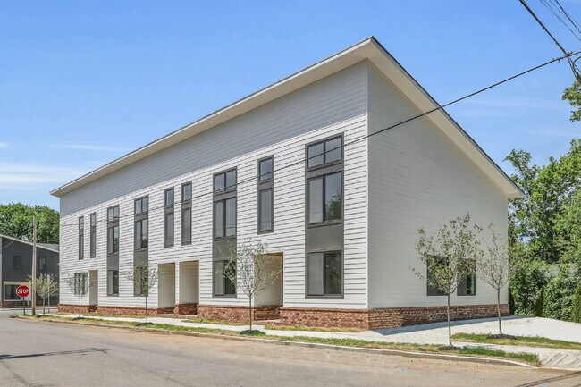 Foto del edificio - Brand-New Townhome Just Minutes from Downt...