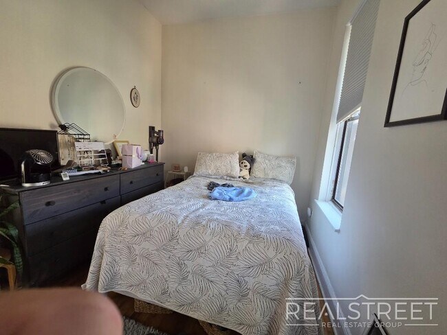 Building Photo - Charming 1BR in Prime Carroll Gardens w Washer/Dryer in Unit